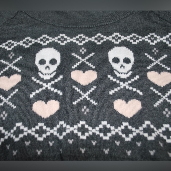 Cute! Torrid Skull and Hearts Gray Sweater - Picture 8 of 11